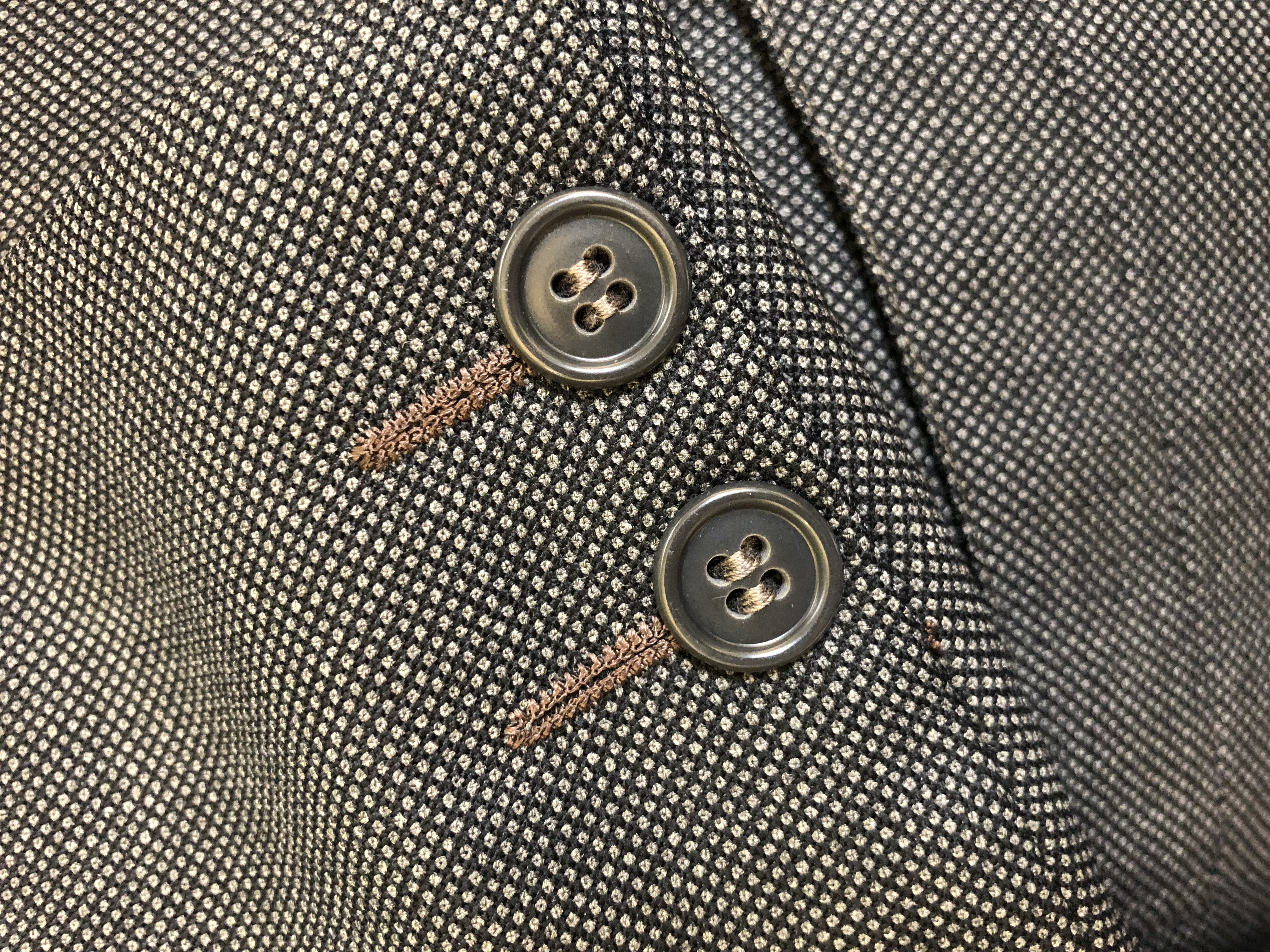 www.theGenuineGentleman.com Suit Quality Hallmarks - Dual Hole Button Stitching