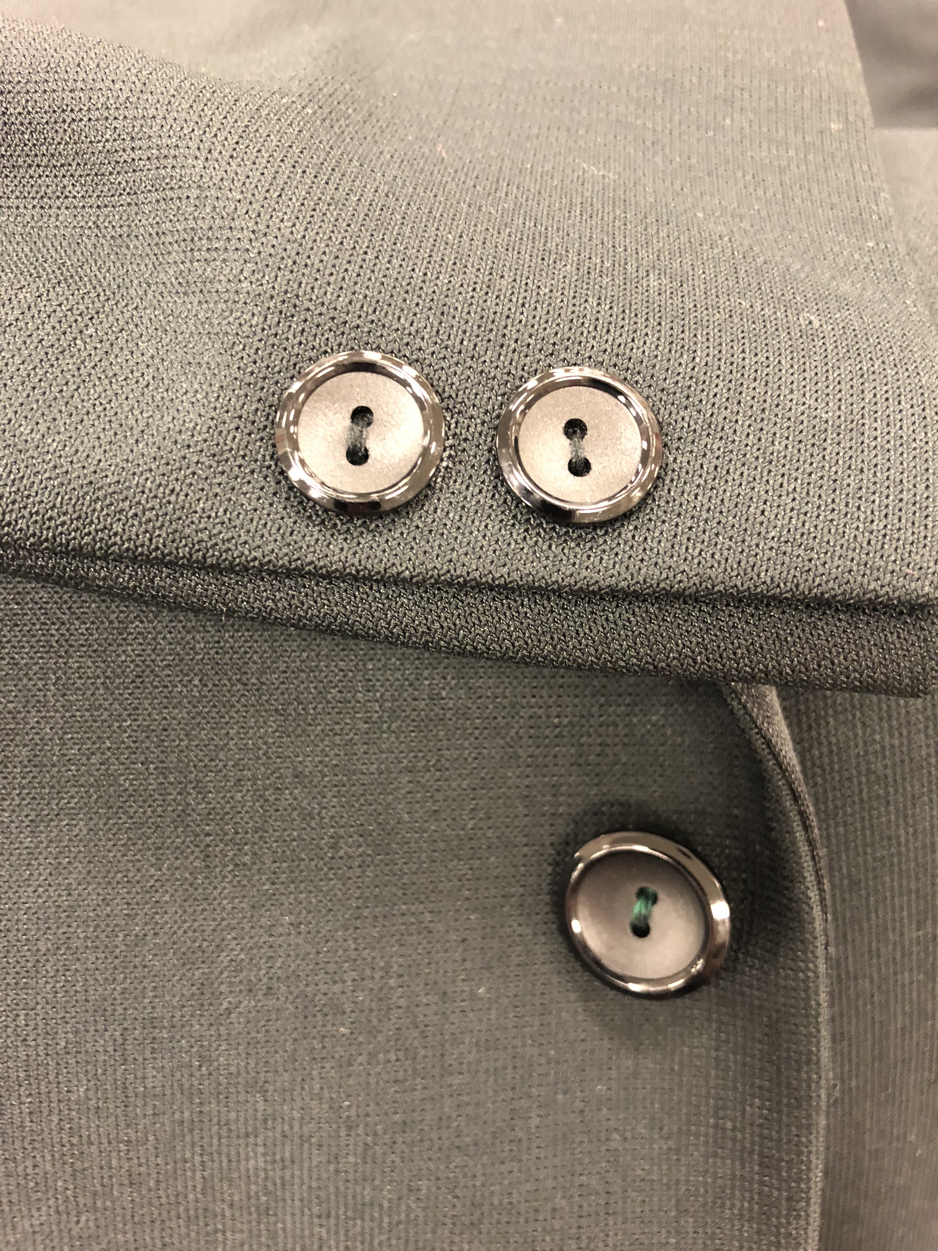 www.theGenuineGentleman.com Suit Quality Hallmarks - Two Hole Button