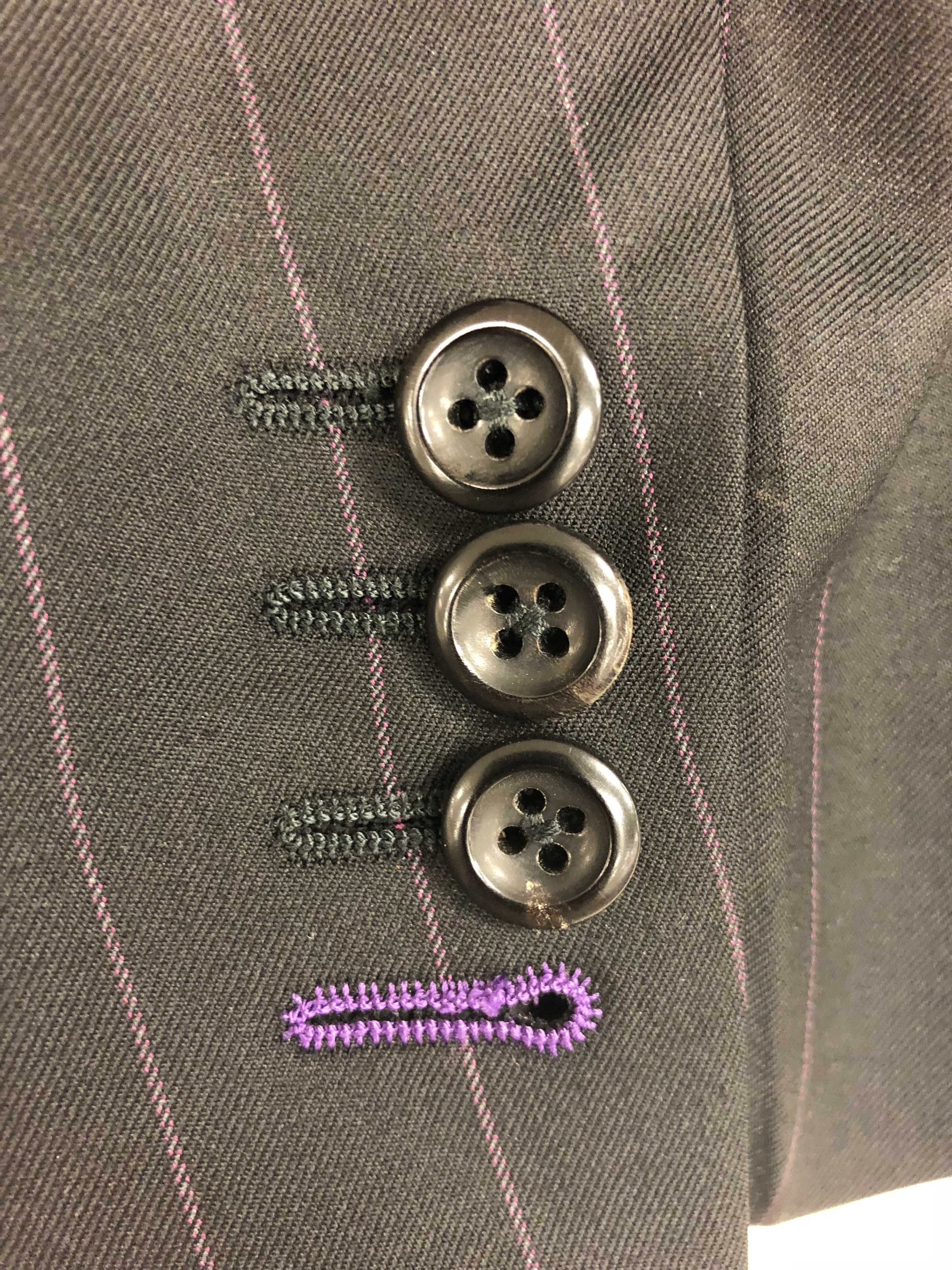 www.theGenuineGentleman.com Suit Quality Hallmarks - Suit Working Cuff Button Hole Contrast Stitching