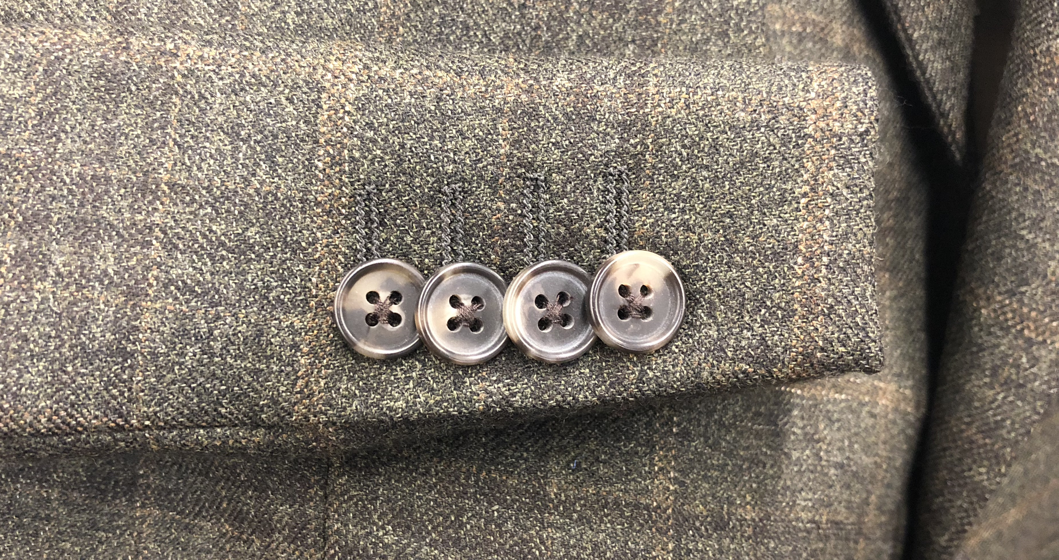 www.theGenuineGentleman.com Suit Quality Hallmarks - Suit waterfall overlapped buttons